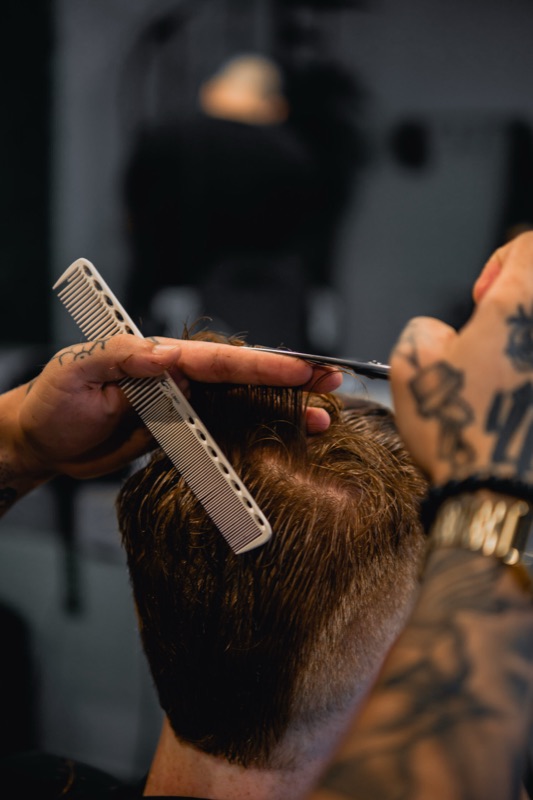 Corte masculino em andamento · Feel King Itaim Bibi