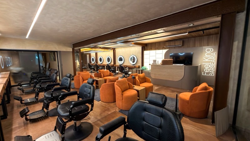 Salão principal com lounge e recepção · Feel King Moema