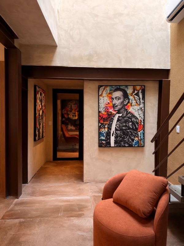 Corredor com arte pop · Feel King Moema