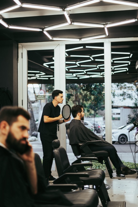 Atendimento de barbearia na Feel King
